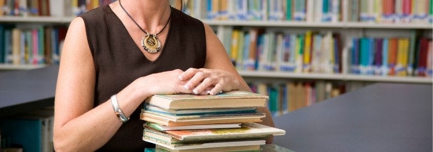 How to Become a Librarian guide cover image
